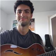 Músico italiano da clases de guitarra jazz, Latin, rock, blues